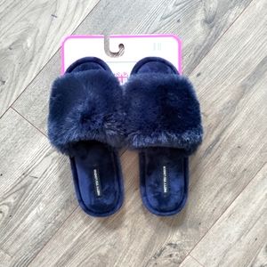 Pretty you London Women fur slippers. Navy color. Size 5-6